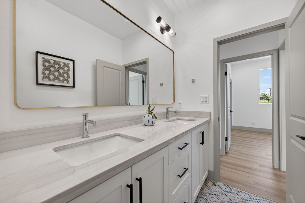 Plan B upstairs secondary bath 3