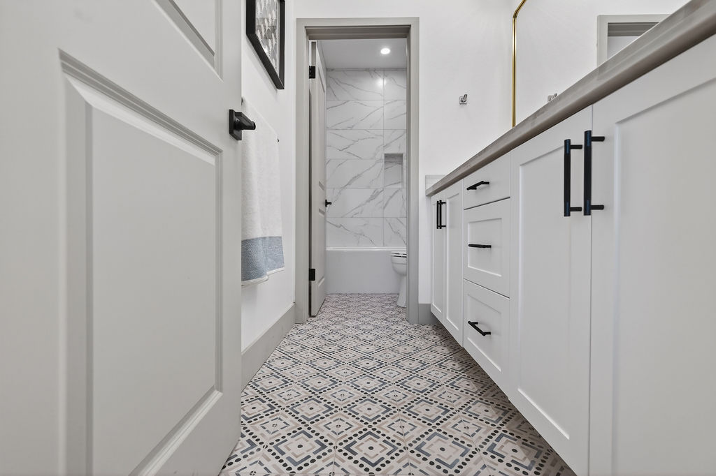 Plan B upstairs secondary bath 4